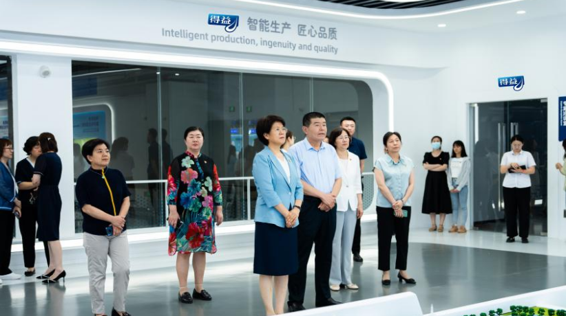 淄博市妇联党组书记、主席成文一行到得益乳业调研