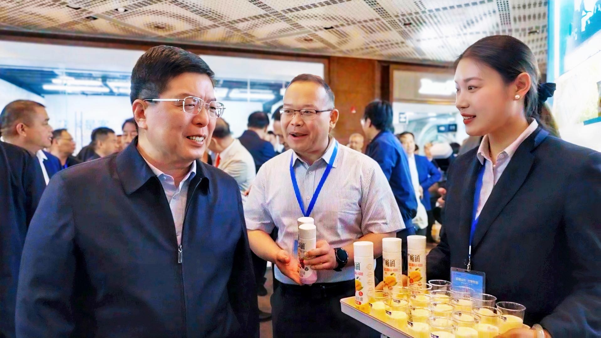 消费者争相抢购！得益鲜活好奶成“好品山东 优特农品”上海展销会焦点！